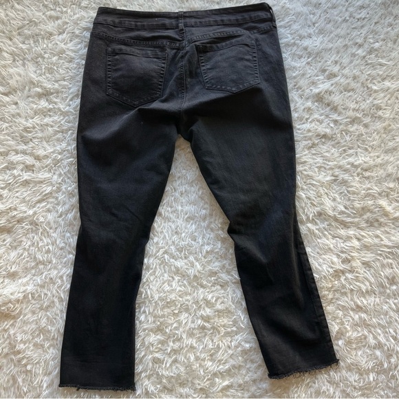 Torrid Denim Black Skinny Jeans Distressed Accent Size 10R Gently Used Condition - Picture 4 of 4